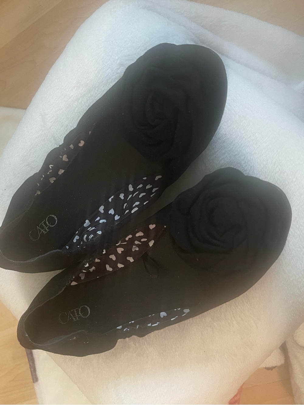 Black flat shoes